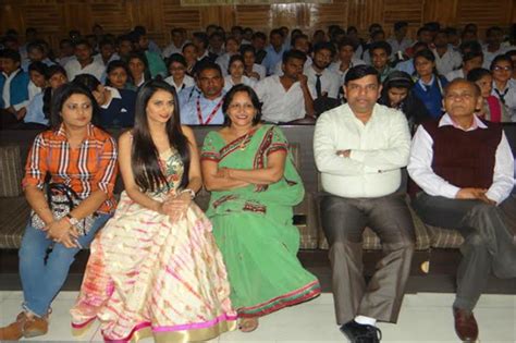 ओम शिक्षण संस्था की गतिविधियां देखने पहुंचीं पंजाबी फिल्म अभिनेत्री ...