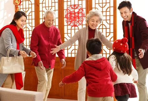 【河南】子孙百人给98岁老太磕头拜年，65岁儿子为母亲准备了百十个红包