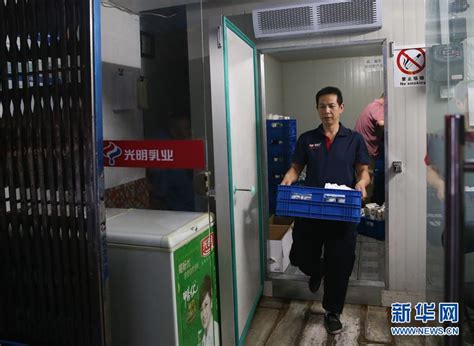 一名送奶工的“隐形”坚守_图片频道__中国青年网