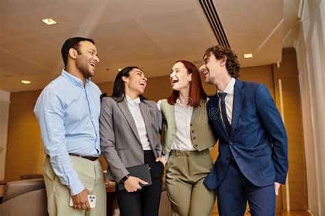 Group of Business People Standing Together 的图像结果