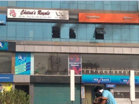 પરિવાર ચાર રસ્તા પાસે સ્નુંકર કેફે એન્ડ ગેમ ઝોનમાં લાગેલી આગ ...