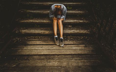 孤单寂寞女孩在楼梯哭泣ppt背景图片|ppt宝藏提供
