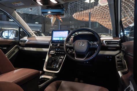 2023 Toyota Hycross Hybrid Zx: Efficient And Dynamic
