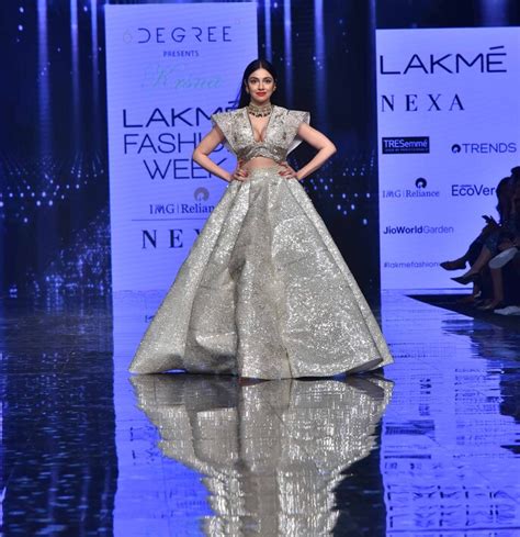 Divya Khosla Kumar is drop-dead gorgeous in embellished attire at Lakme ...