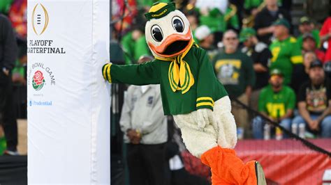 Oregon's Duck Mascot Suffers Wardrobe Malfunction Ahead of Game vs ...