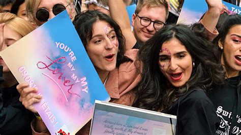 Taylor Swift City Of Lover Wallpaper - Detalhe das versoes deluxe do ...