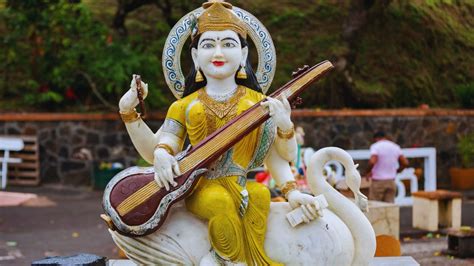 Saraswati Puja 2025: Mata Saraswati Aarti In English And Hindi; Know ...