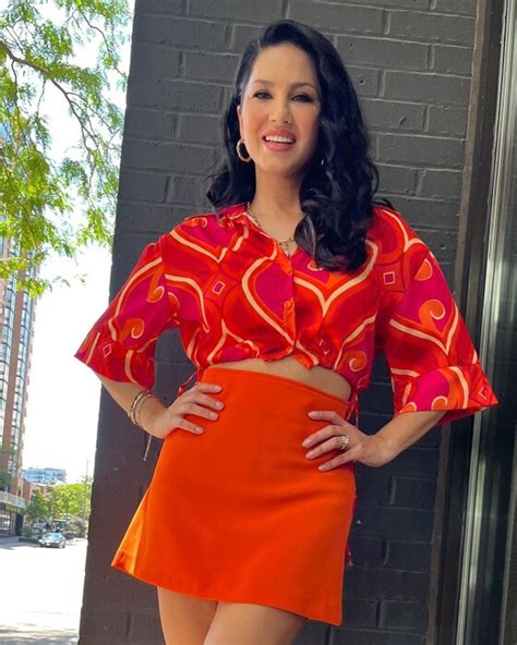 منی اسکرٹ پہن کر Sunny Leone نے سب کے سامنے فلانٹ کیا خوبصورت اوتار