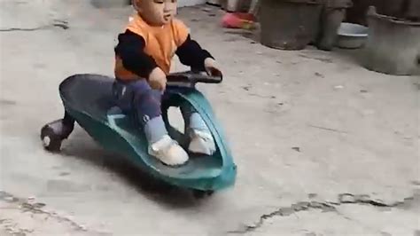 1岁半男孩斜坡玩扭扭车，还会“摆尾、漂移、刹停”_@所有人_澎湃新闻-The Paper
