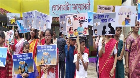 Golaghata Sammelani Pujo Committee: মা-বাবার ডিভোর্সে নষ্ট হচ্ছে শৈশব ...