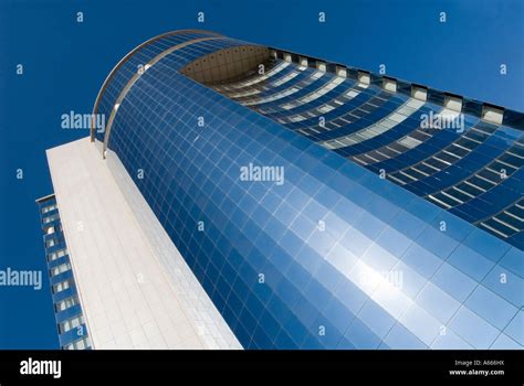 Futuristic Office Building 的图像结果