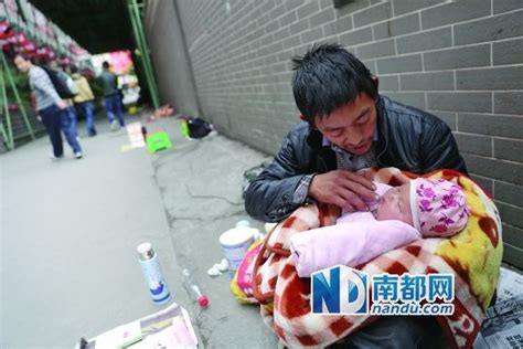 4岁女童看到乞讨老人，哭求妈妈买自己爱吃的食物给老人_腾讯新闻