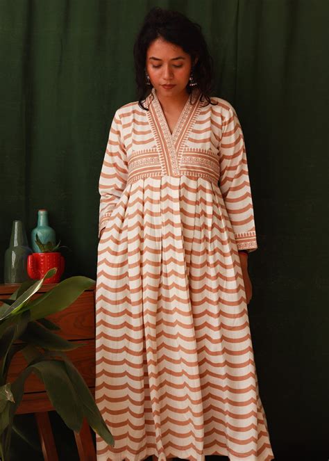 Get Contrast Zig Zag Printed Ivory Long Dress at ₹ 2600 | LBB Shop