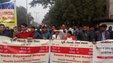 New Delhi: MCD doctors organise protest march over Salary Issue