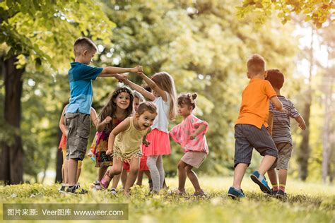 公园里开心的孩子们高清图片下载-正版图片501126926-摄图网