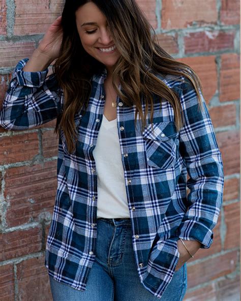 Women's Flannel Shirt Outfits In 2023
