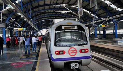 Viral Video: Ugly Fight Breaks Out Between 2 Commuters Inside Delhi Metro