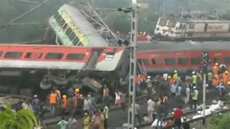 印度三辆火车相撞事故已造成至少233人死亡 直击最新救援现场|印度|救援|火车相撞_新浪新闻