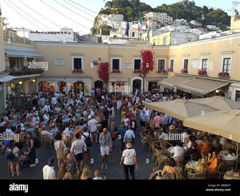 Capri (Italia): la famosa Piazzetta e i bar pieni Stock Photo - Alamy