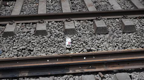 மகாராஷ்டிராவில் நெரிசல் காரணமாக ஓடும் ரயிலில் இருந்து விழுந்து 4 பேர் ...