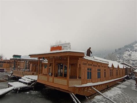 Kashmir-Delightful Houseboat Stay