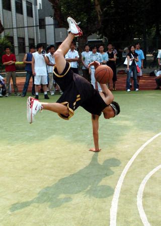 一个人的街头篮球赛高清图片下载-正版图片500382636-摄图网