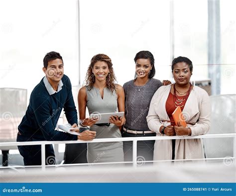 People Standing in an Office HD 的图像结果