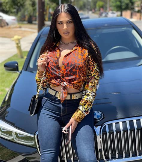 Al estilo de Thalía, Jenny 69 muestra sus encantos en Halloween | En El Radar