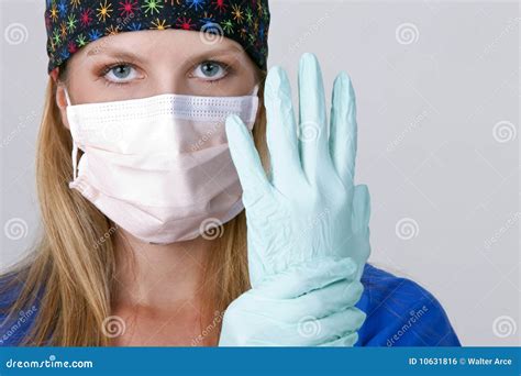 Il Dottore Wearing Una Mascherina E Guanti Fotografia Stock - Immagine di ospedale, medico: 10631816