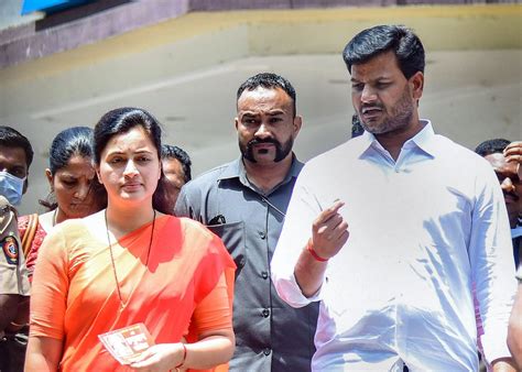 Hanuman Chalisa row: Court issues notice to Rana couple seeking their ...