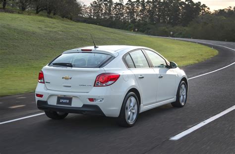 Cruze 2015 parte de R$ 70.400; GM queima estoque do 2014 antes da estreia - 26/11/2014 - UOL Carros
