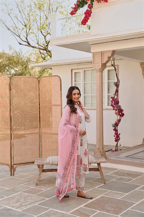 Karaj Jaipur Light Red Placement Handblock Kurta Set