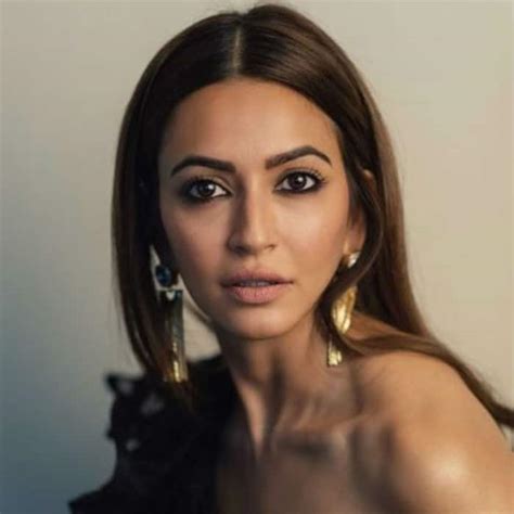 Kriti Kharbanda Looks Hot And Sexy