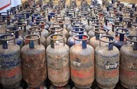 LPG Cylinder: कमर्शियल LPG सिलेंडर हुआ सस्ता, जानें नया Rate ...
