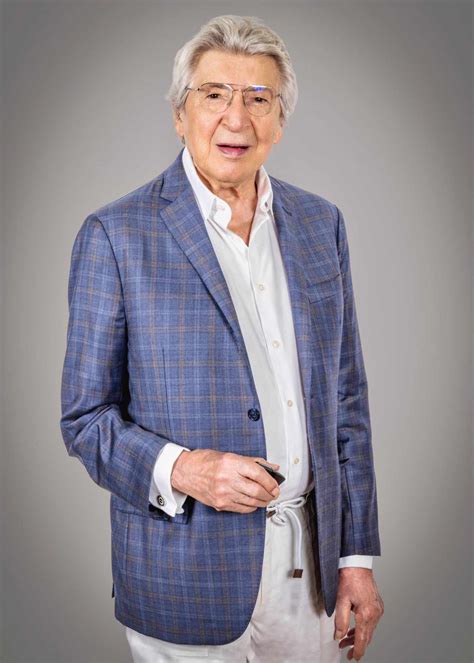 Manuel Alejandro recibe premio Leyenda Viva