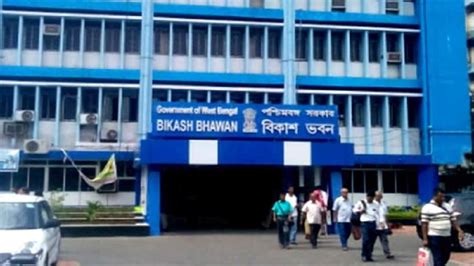 Bikash Bhawan : বিকাশ ভবনে আচমকাই ভেঙে পড়ল চাঙড়, আহত ১ - Salt Lake ...