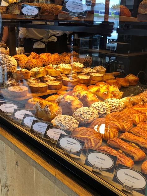 Pin by n e l l e on ･ᴗ･ foodporn | French bakery, Paris bakery, Small ...