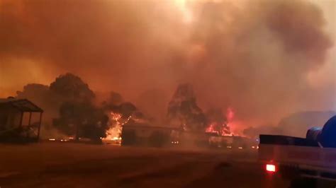 澳大利亚山火已持续4个月未灭：空气严重污染 雨水漆黑如墨 - YouTube