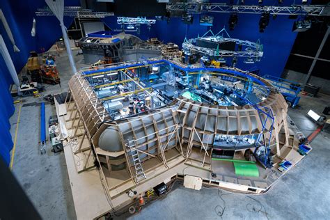 New 'Avatar 2' Photos Reveal James Cameron Behind the Scenes On the ...