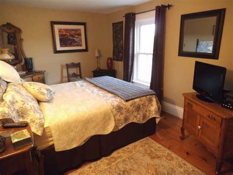 SLEEPY HALLOWELL BED AND BREAKFAST (Picton, Ontario) - B&B Reviews ...