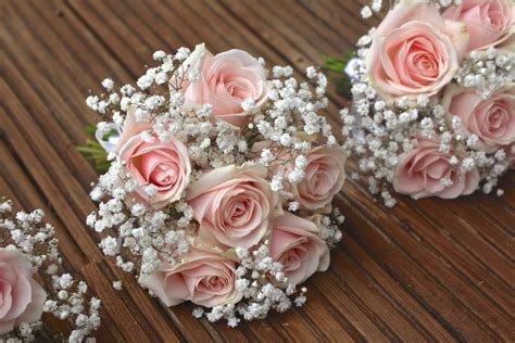 Baby’s Breath Bouquet With Roses