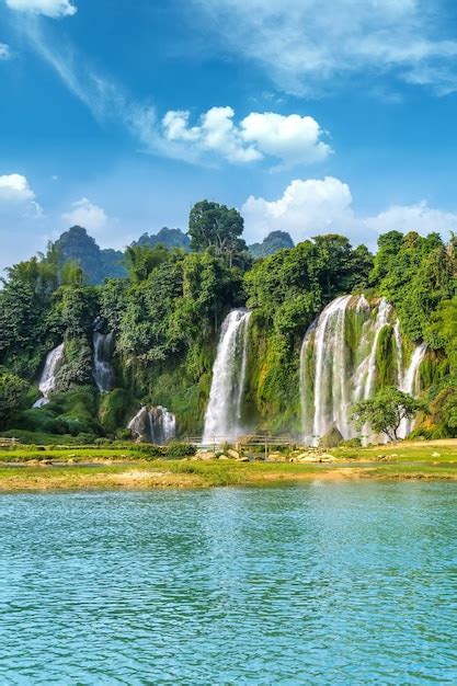 The beautiful and magnificent detian falls in guangxi, china | Premium ...