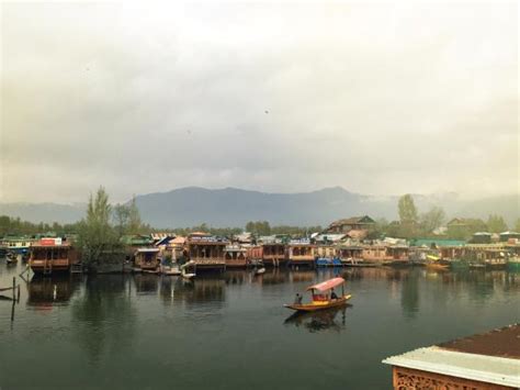 HOUSEBOAT NEW RETREET (Srinagar, Kashmir) - Lodge Reviews, Photos, Rate ...