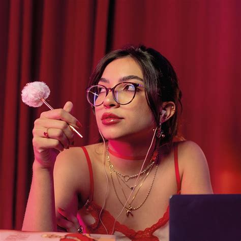 AMIGOS NUNCA DEVEM (Lyrics in English) - Ana Laura Lopes