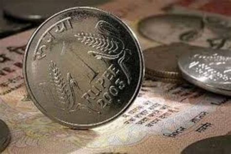 Rupee slips 17 paise to 73.73 against US dollar in early trade