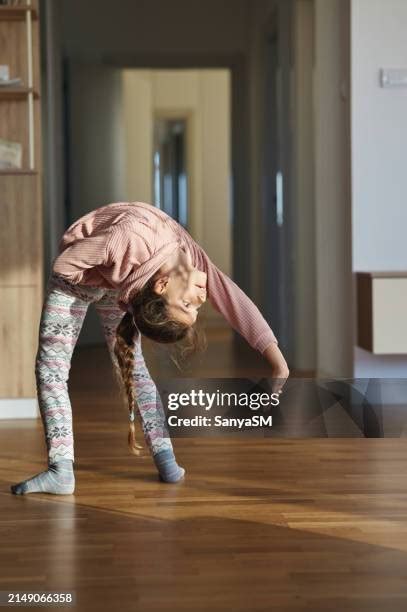Meninas Backbend 的图像结果
