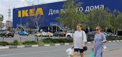 Russians Grab Last Goods From H&M & IKEA
