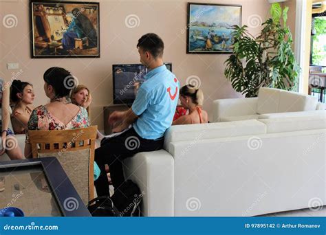 Tourist Meeting Local 的图像结果