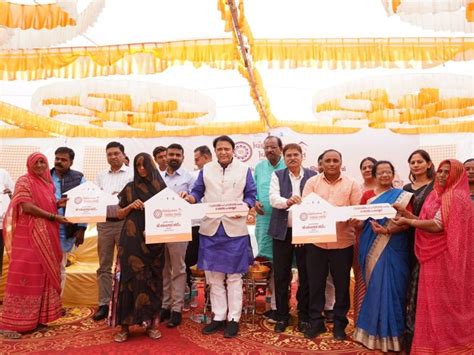 Housing key distributed to beneficiaries by Cabinet Minister in Siddpur ...