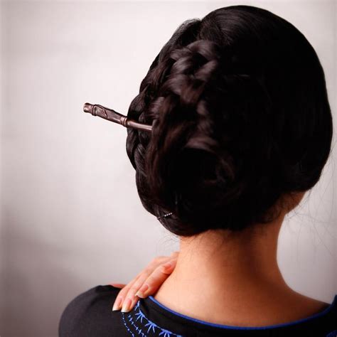 穿礼物配什么发型最新素材